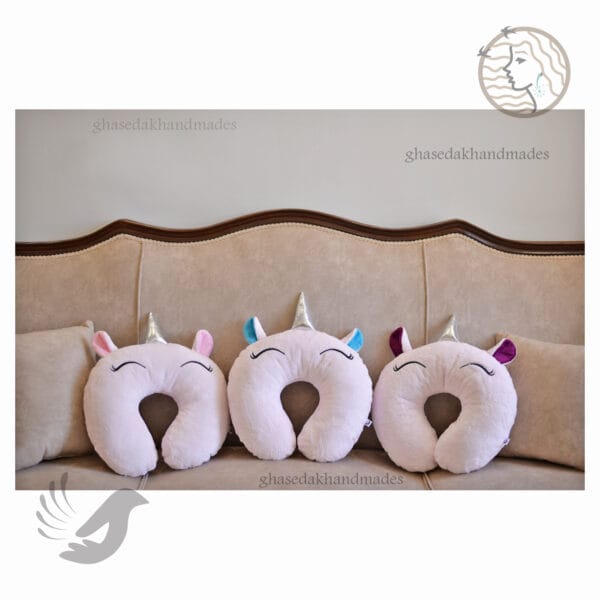 بالشت دور گردنی فانتزی طرح تکشاخ صورتی