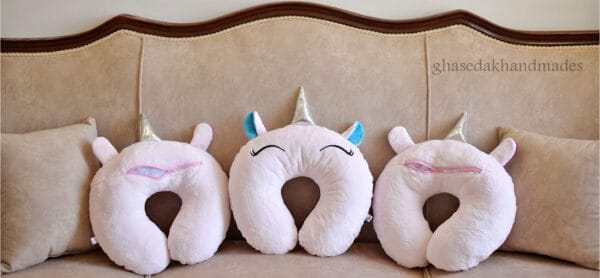 بالشت دور گردنی فانتزی طرح تکشاخ صورتی