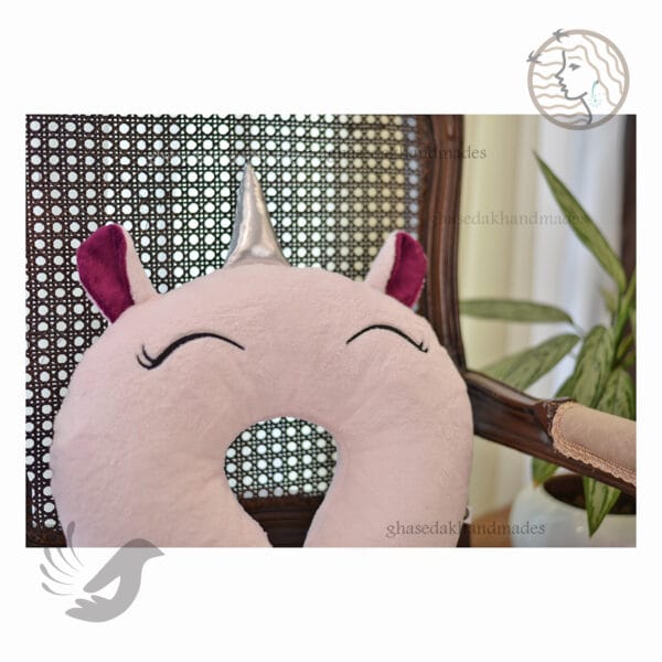 بالشت دور گردنی فانتزی طرح تکشاخ صورتی