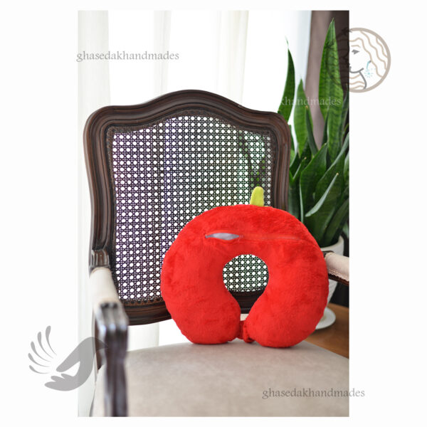 بالشت دور گردنی فانتزی طرح توت فرنگی