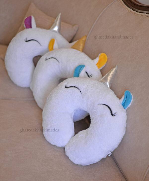 بالشت دور گردنی فانتزی طرح تکشاخ سفید