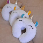 بالشت دور گردنی فانتزی طرح تکشاخ سفید