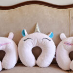 بالشت دور گردنی فانتزی طرح تکشاخ صورتی