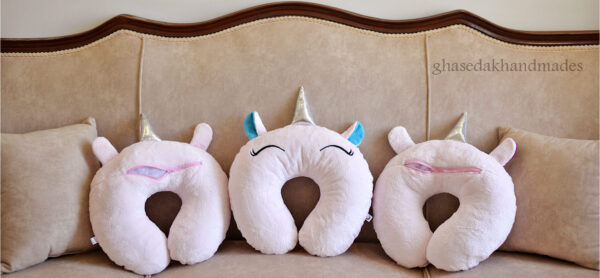 بالشت دور گردنی فانتزی طرح تکشاخ صورتی