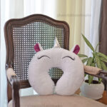 بالشت دور گردنی فانتزی طرح تکشاخ سفید