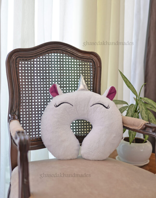 بالشت دور گردنی فانتزی طرح تکشاخ سفید