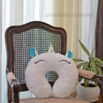 بالشت دور گردنی فانتزی طرح تکشاخ سفید