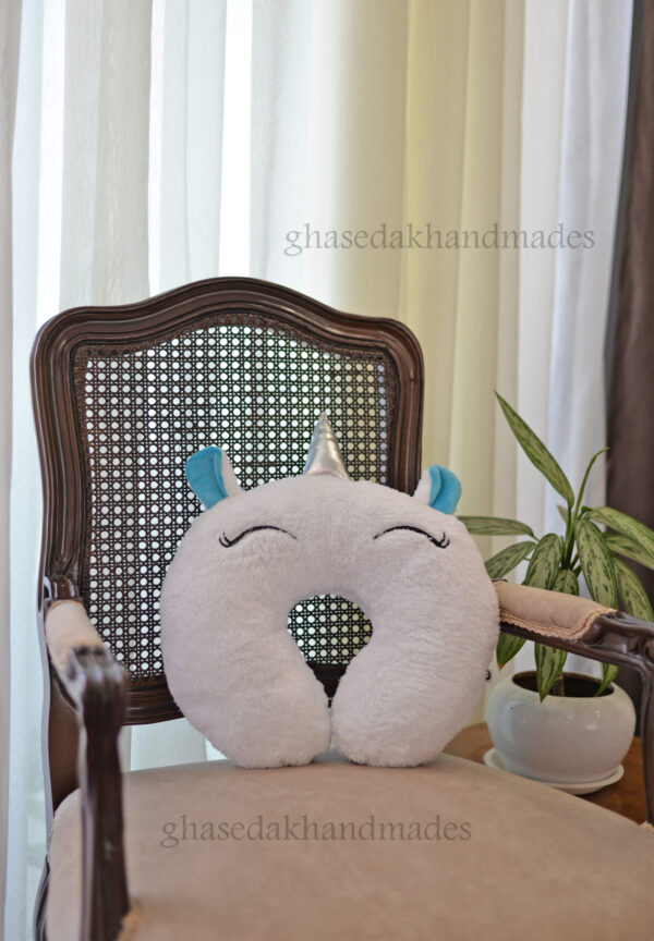 بالشت دور گردنی فانتزی طرح تکشاخ سفید