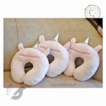 بالشت دور گردنی فانتزی طرح تکشاخ صورتی