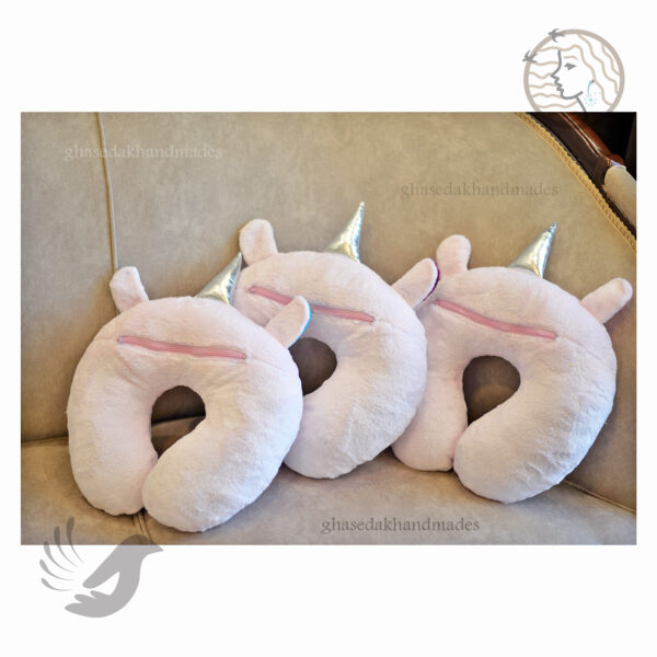 بالشت دور گردنی فانتزی طرح تکشاخ صورتی