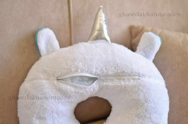 بالشت دور گردنی فانتزی طرح تکشاخ سفید